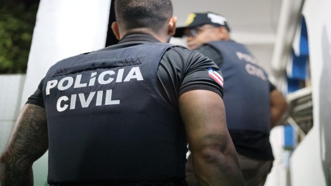 Equipes do Draco cumpriram o mandado de prisão preventiva da mulher que se apresentava como servidora pública. Os prejuízos causados pela suspeita são estimados em até R$ 2 milhões