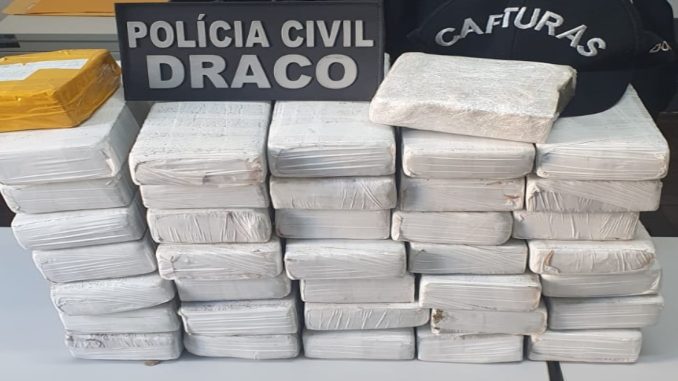 O homem estava com um mandado em aberto por tráfico de drogas, cumprido por equipes do Draco, com o apoio da PC de SP