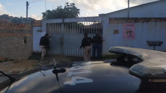 Mulher de 24 anos teve mandado de prisão cumprido e confessou o crime