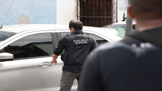 O suspeito já respondia pelos crimes de tráfico de drogas e roubo