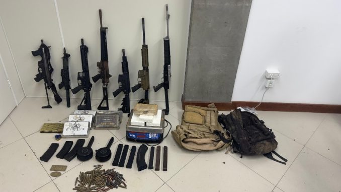 Polícia Civil apreende seis fuzis, uma submetralhadora e 10 kg de pasta-base Equipes seguem trabalhando para identificar e capturar integrantes do grupo criminoso