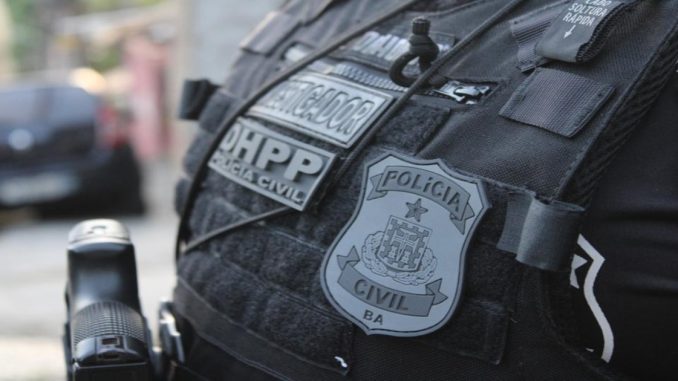 O homem foi interrogado no DHPP e, depois dos exames de lesões corporais de praxe, ficará à disposição do Poder Judiciário