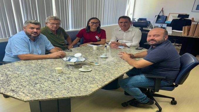 Dilson Magalhães participa de reunião com Embasa e Caetano