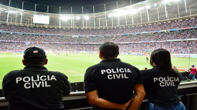 Polícia Civil e Bahia lançam campanha de conscientização e combate ao crime de racismo Os 23 jogadores do Bahia entrarão em campo com uma faixa com o slogan da campanha, simbolizando o compromisso do clube e da sociedade com a erradicação do racismo no esporte e em outras esferas