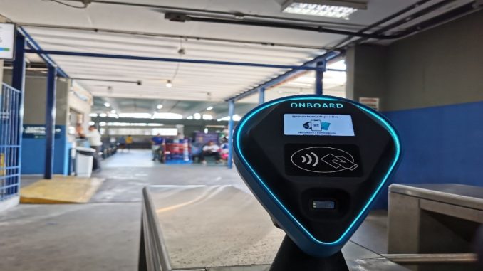Serviço passa a utilizar pagamento com cartão por aproximação e leitura de QR code, direto na catraca de embarque, sem precisar passar pela bilheteria; objetivo é agilizar acesso e reduzir filas