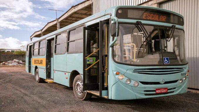 Camaçari: Estudante fica gravemente ferido após ser empurrado de ônibus escolar em movimento