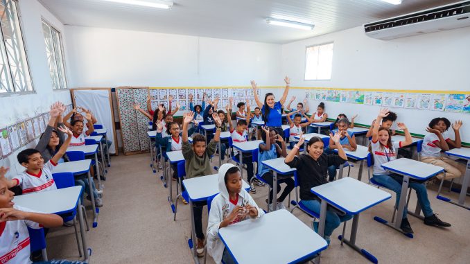 5926a-gabpre_semed_-prefeitura-entrega-222-cadeiras-mesas-escola-sonia-maria_tiago-pacheco_22.7.25-40-de-45- (1)