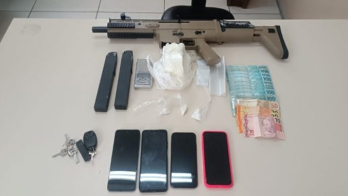 Carabina e drogas são apreendidas pela PM em Serrinha