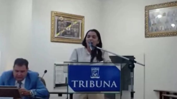 Vereadora de Araci admite dirigir sem habilitação durante sessão