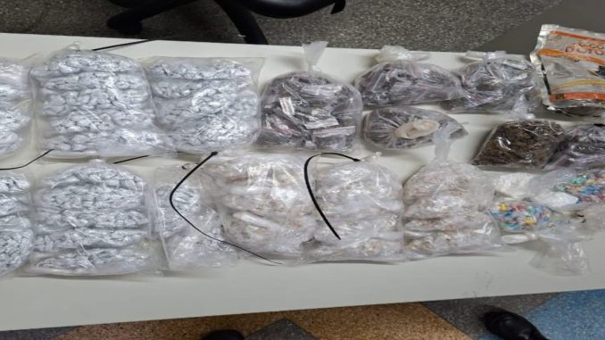 PM apreende 3 mil porções de drogas em Itapuã