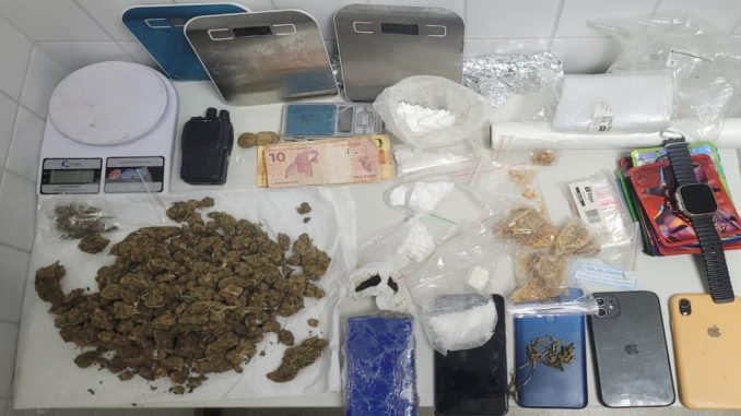 Foragido por homicídio é preso com drogas em Camaçari
