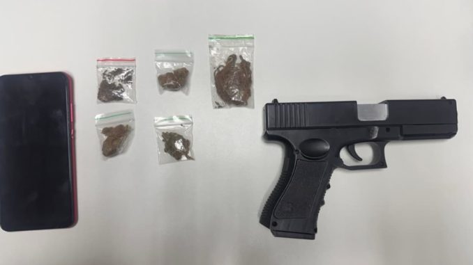 Camaçari: PM apreende drogas e simulacro de arma